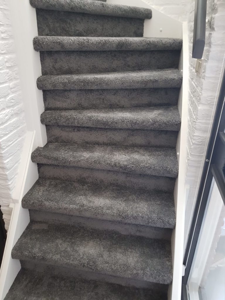 Vloerbedekking grijs antraciet Interfloor op de trap bekleden